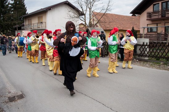 Baba nosi deda w wersji kościelnej